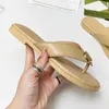 Nya sommardesignade flip flops tofflor för kvinnor Läder slides tofflor dam sandaler Beach flats sandaler skum löparskor