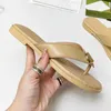 Nieuwe zomerontwerper Flip Flops Slipper voor vrouwelijke lederen slides Slippers dames sandalen strand flats sandalen schuim lopers schoenen