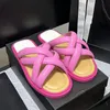 春と夏の新しいパンスリッパクロスフットビーチチャンネルスリッパ女性の靴デザイナーサンダルヒールハイトサンダルフラットスリッパシューズ卸売