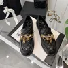 Lambskin quiltade logotyp mular läder klänningskor kvinnor sandal guld kedja lås pärla charm loafers glid på casual plattform mule tofflor mockasins glider sneaker