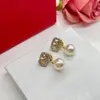 2023 Nouvelles boucles d'oreilles à tige pour femmes tempérament simple européen et américain petite perle diamant lettre boucles d'oreilles cadeau anniversaire mariage anniversaire Gi