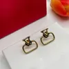 2023 Nouvelles boucles d'oreilles à tige pour femmes tempérament simple européen et américain petite perle diamant lettre boucles d'oreilles cadeau anniversaire mariage anniversaire Gi