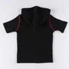 Koszule dla dzieci T Shirt krótkie rękawowe czarne żeberka z kapturem Front Buttons Baby Boy Girl Ubranie Letnie ubranie Czerwony szwaj kieszonkowy sznurek 230322