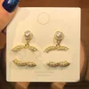 Classico placcato oro stile di lusso orecchini di perle orecchini a forma di lettera ciondolo designer orecchino gioielli donne di alta qualità per le donne regali S925 ago d'argento