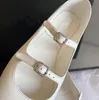 2022 Designe Mary Jane Shoes 럭셔리 레트로 버클 여성 신발 둥근 발가락 여자 숙녀 리조트 해변 연회 블랙 흰색 플랫 발레 신발