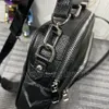 Präglade monogram för män Messenger-väskor Lyxväska Man liten axelväska Flygväska Trendiga handväskor Svarta CrossBody Mobiltelefonväskor Mobiltelefon M57287