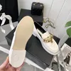 Lambskin quiltade logotyp mular läder klänningskor kvinnor sandal guld kedja lås pärla charm loafers glid på casual plattform mule tofflor mockasins glider sneaker