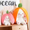 Pluche poppen 35 cm creatief grappige poppen carrot konijn pluche speelgoed gevuld zacht konijn verstopt in aardbeientas speelgoed voor kinderen meisjes verjaardagscadeau 230323
