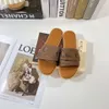 Sandálias Versáteis Sandálias de Designer 2023 verão novos chinelos Moda casual para sair praia Chinelos planos para mulheres