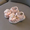 Eerste Walkers zomerstijl babymeisjes sandalen schattige cartoon peuter strandschoenen massieve kleur prewalkers baby slippers prinses first walkers 230323