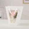 Papel de regalo Bolsa de papel Kraft Empaquetado de flores trapezoidales con asa Bolsas de compromiso de aniversario de San Valentín