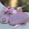 First Walkers Dollbling Crystal Stone Buckle Satin Silk Lace-up Size 1 2 3 Personalized Bottom Name Letters Prewalk Baby Baptism Shoe 230323