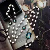 Подвесные ожерелья Qigo Белые оливковые бусины Стеклянные розарии винтажное кросс -ожерелье для женщин, мужчины, католические украшения