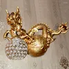 Lâmpada de parede estilo chinês dragão de resina dourada e par de fênix com fundo de areia de ferro decorativo de cristal.