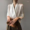 Blouses pour femmes élégantes à manches longues femmes Blouse 2023 mode Sexy col en v mince Satin hauts blancs bureau dames couleur unie chemises décontractées