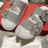 Zapatilla de diamantes de imitación Diseñador Mujer Sandalias deslizantes Marca de verano Corium Zapatillas Zapatos de playa casuales Dos correas Hebilla ajustable Sandalias planas Tamaño 35-41