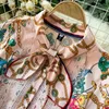 Robe brodée exotique avec crochet et fleurs, de haute qualité, col rond, nœud, manches courtes, coupe cintrée, plissée, longueur moyenne, 100