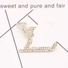 20style Mixed Brand Designer v Letter Brooch Высококачественные буквы Женщины хрустальные стразы Жемчужины Свадебная вечеринка Металлическая ювелирная ювелира 23ss Новый стиль