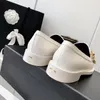 Lambskin quiltade logotyp mular läder klänningskor kvinnor sandal guld kedja lås pärla charm loafers glid på casual plattform mule tofflor mockasins glider sneaker