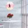 Orologi da parete Ballerino di danza classica con numeri arabi Decorazioni per la camera da letto della ragazza Orologio da parete rosa principessa Dancing Wall Art Ballerina Moving Leg Clock Watch 230323