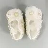 Första Walkers Dollbling Diamond Flower Lace Prewalker White Ribbon Tight Mouth Moft Bottom Bomull Girls'walking Shoes Birthday Party Baptism 230323