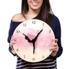 Orologi da parete Ballerino di danza classica con numeri arabi Decorazioni per la camera da letto della ragazza Orologio da parete rosa principessa Dancing Wall Art Ballerina Moving Leg Clock Watch 230323