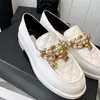 Lambskin quiltade logotyp mular läder klänningskor kvinnor sandal guld kedja lås pärla charm loafers glid på casual plattform mule tofflor mockasins glider sneaker