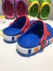 Kinder Sandalen Designer Kleinkinder Loch Hausschuhe Clog Jungen Mädchen Strand Schuhe Casual Sommer Jugend Kinder Slides Schnalle Croos Classic Home Garten Bla P8NW #