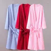 Kvinnors sömnkläder varumärkesdesigner våffla bomull kimono badrock kvinnor bekväma sugvatten brudtärnor mantor man klä klänning höstrock