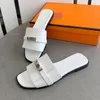 Lyxdesigners Dam Sandaler Metallspänne Platta Tofflor Mode Äkta Läder Sommar Lågklack Sexiga Slides Flip Flops Dam Strand Lazy Stor Storlek 35-42