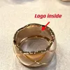 엠보싱 다이아몬드가 있는 925 실버 크러시 링 퀼팅 모티프 5가지 버전에서 퀼팅 패턴은 이 오리지널 컬렉션에 그래픽 모양을 부여하며 페인트를 잃지 않습니다.