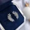 Stud -oorbellen trendy blad zilveren kleur volledige witte cz stenen verklaring voor vrouwen feest dagelijkse slijtage sieraden drop -schip