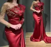 Vintage Rote Abendkleider mit Goldperlen Applikationen Sheer Langarm Falten Rüschen Satin Longe Prom Party Kleider Arabische Vestidos Nach Maß BC15501