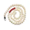 Chaînes de conception petite et exquise, ajoutez des perles blanches mélangées avec un collier de perles naturelles d'eau douce rouge foncé de 6 à 7 mm