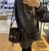 Wroby dla kobiet małe patentowe skórzane czarne torba crossbody Saturn Buckle