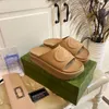 Nya tofflor för sommarkvinnor glider sandal med sammanlåsande bokstavsplattform Sandaler Cool fashionabla avslappnade mångsidiga växelbotten stranddörr inomhus icke-halk