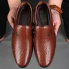 Vestido tênis primavera masculina mocassins sapatos de couro para homens verão oco respirável oxfords homem sapatos casuais deslizam em sapatos formais para o homem 230324