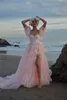 Robes de bal rose clair Une ligne de robes de soirée fendues sur le côté avec des manches courtes décolleté en coeur balayage train robe de plage en mousseline de soie à volants