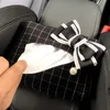 2024 Söt Bowknot Grid Car Tissue Box Auto Seat Headstöd Hängande papperstornhållare Organiserare Kvinnor Styling CAR Interiör Tillbehör