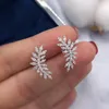 Stud -oorbellen trendy blad zilveren kleur volledige witte cz stenen verklaring voor vrouwen feest dagelijkse slijtage sieraden drop -schip