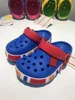 Sandali per bambini Designer Per i più piccoli Pantofole da foro Clog Ragazzi Ragazze Scarpe da spiaggia Casual Estate Gioventù Bambini Scivoli Fibbia croos classico Giardino di casa Bla P2oB #