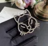 23SS marka mody projektant projektantek broszki wysokiej jakości litery Pinki puste kobiety mężczyźni kryształowy pin weselny metalowe akcesoria darowizny z pieczęcią figurową