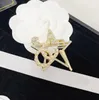 23SS Moda Marka Mektubu Tasarımcısı Broşlar Yüksek kaliteli mektuplar içi boş erkekler kristal rhinestone inci pimi düğün partisi jewerlry hediye figür damgası