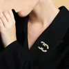 Luxe Grace Marque Lettre Broche Designer Broches Perle Irrégulière Pour Femmes Charme Bijoux Accessoire Cadeau De Mariage De Haute Qualité