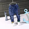 Jeans enfants garçons Jeans mode vêtements pantalons classiques Denim vêtements enfants bébé garçon décontracté lettre pantalons longs 2-8Y 230324