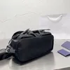 Треугольный дизайнерский рюкзак Модный женский рюкзак Черный 2 шт. Кошельки для монет Маленькие кошельки Карман на молнии Роскошные рюкзаки Нейлон Высококачественный дизайн на шнурке