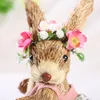 Objetos decorativos Figuras ornamentos de coelho de palha de páscoa boneca de coelhinho artificial com coroa de flores Festa de férias em pé de avental 230324