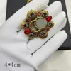 Luxe retro -stijl diamant broche merkbrief ontwerper broches voor vrouwen charm bruiloft cadeau hoogwaardige sieraden accessorie