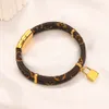 Bracelete de cinto de ouro de designer Mulheres de pingente de pingente de trava letra da marca de couro pulseira de couro vintage jóias pulseira de aço inoxidável de aço inoxidável com caixa