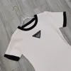 Abito lavorato a maglia 23ss con lettera ricamata T-shirt a maniche corte di colore bianco e nero Gonna femminile Colletto tondo sottile tutto abbinato